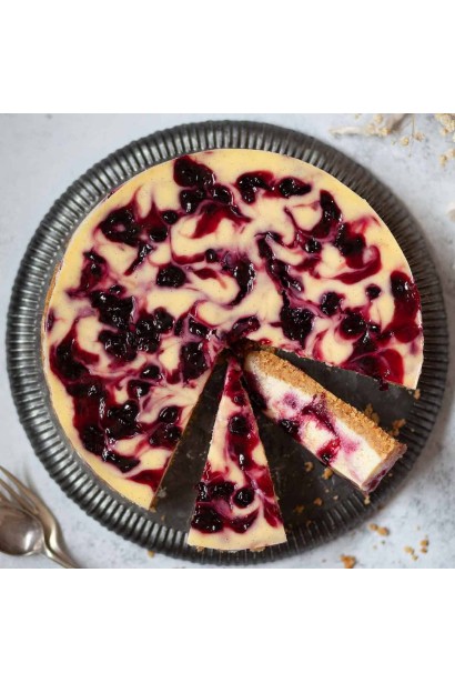 Смородина черная. Черный десерт пирог